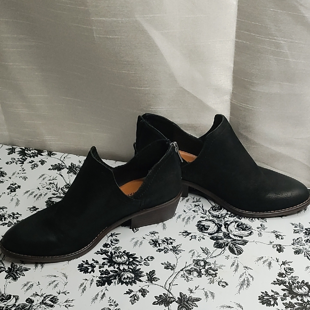 Lucky Brand Black Ankle Boots with Chelsea Style - Picture 3 of 11